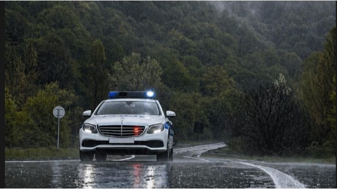 Yol polisi əlverişsiz hava şəraiti ilə bağlı hərəkət iştirakçılarına müraciət etdi 